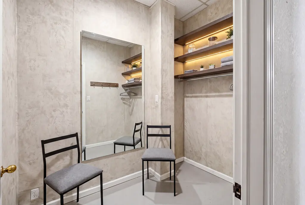 Secondary dressing room